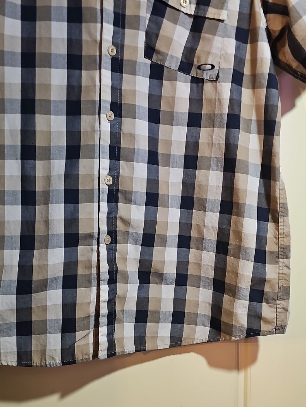 Oakley Men’s Short Sleeve Plaid Button-Down Shirt in Navy, Tan & White - Picture 4 of 8